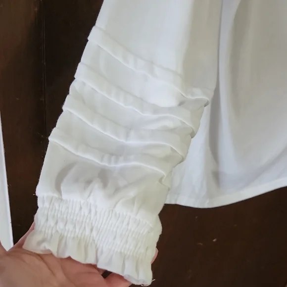 Coco + Carmen Cream Ruffle V-Neck Long Sleeve Top - Picture 3 of 8